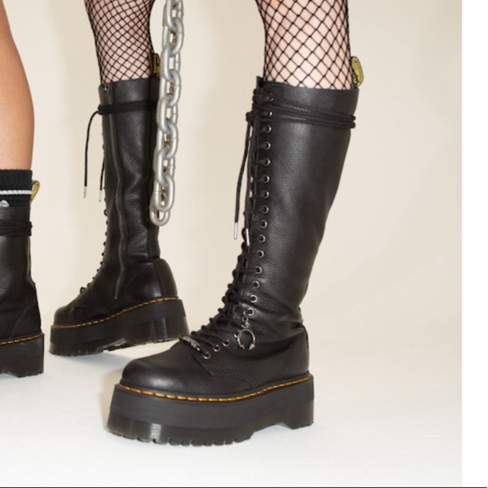 DR MARTENS X DOLLSKILL 20 EYE PLATFORM BOOT